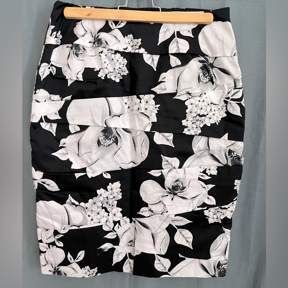 WHITE HOUSE BLACK MARKET - Layered lined pencil skirt